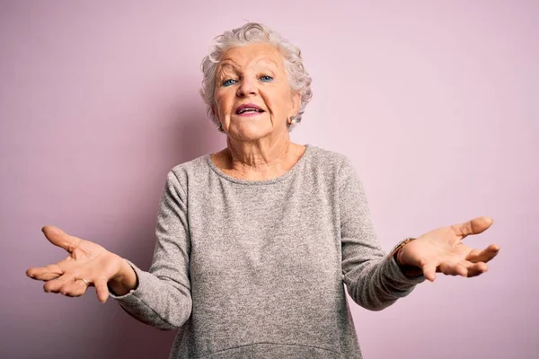 Ältere Schöne Frau Lässigem Shirt Vor Isoliertem Rosa Hintergrund Lächelnd — Stockfoto