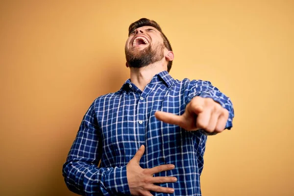 Young Blond Businessman Beard Blue Eyes Wearing Shirt Yellow Background — Stock Photo, Image