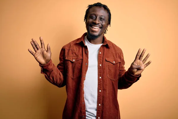 Joven Hombre Afroamericano Guapo Usando Chaqueta Casual Pie Sobre Fondo — Foto de Stock