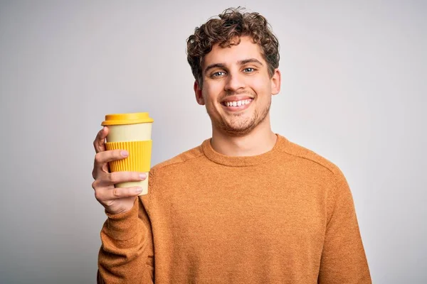 Joven Hombre Rubio Con Pelo Rizado Bebiendo Taza Café Pie —  Fotos de Stock