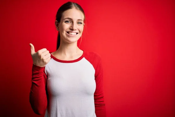 Joven Mujer Pelirroja Hermosa Con Camiseta Casual Sobre Fondo Rojo —  Fotos de Stock