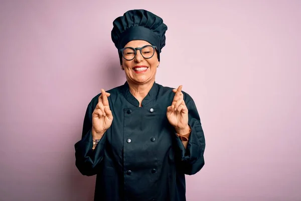Femme Chef Brune Moyen Age Portant Uniforme Cuisinière Chapeau Sur — Photo