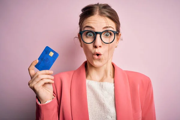 Young Beautiful Redhead Woman Holding Credit Card Isolated Pink Background — Stock Photo, Image