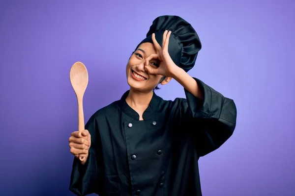 Jonge Mooie Chinese Chef Kok Vrouw Dragen Fornuis Uniform Hoed — Stockfoto