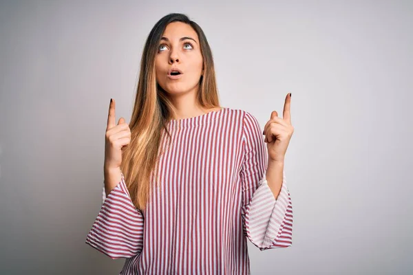 Jonge Mooie Blonde Vrouw Met Blauwe Ogen Dragen Gestikt Shirt — Stockfoto