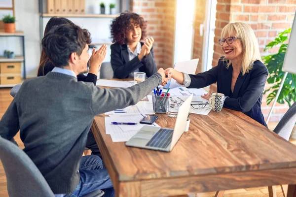 Grupp Affärsanställda Ler Glada Och Självsäkra Arbeta Tillsammans Med Leende — Stockfoto