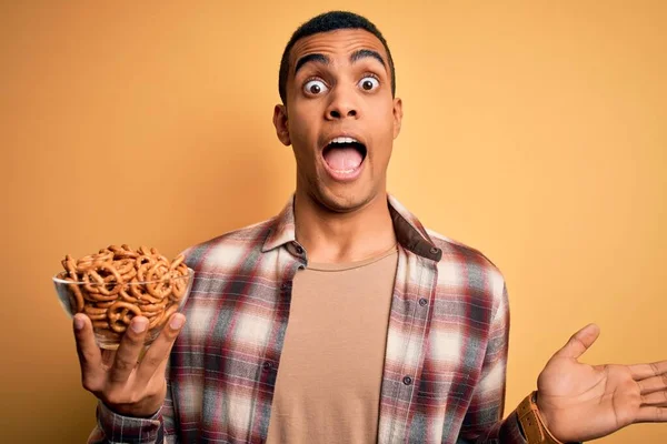 Young Handsome African American Man Holding Bowl German Baked Pretzels — Stock Photo, Image