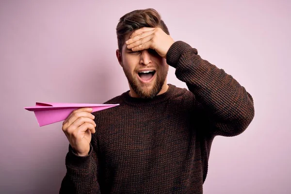 Ung Blond Man Med Skägg Och Blå Ögon Håller Rosa — Stockfoto