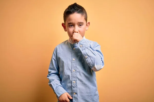 Ung Liten Pojke Unge Bär Elegant Skjorta Står Över Gul — Stockfoto