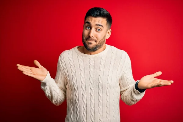 Joven Hombre Guapo Con Suéter Blanco Casual Pie Sobre Fondo — Foto de Stock