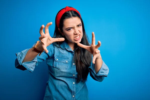 Jonge Brunette Vrouw Dragen Casual Denim Shirt Blauw Geïsoleerde Achtergrond — Stockfoto