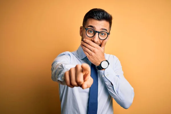 Junger Gutaussehender Geschäftsmann Mit Krawatte Und Brille Der Über Gelbem — Stockfoto