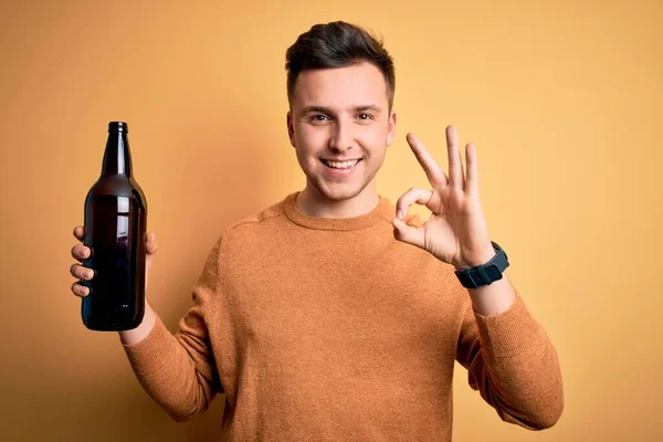 Νεαρός Όμορφος Καυκάσιος Άνδρας Πίνοντας Ένα Μπουκάλι Μπύρα Πάνω Από — Φωτογραφία Αρχείου