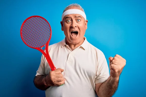 Középkorú Hoary Sportoló Teniszezik Ütő Felett Elszigetelt Kék Háttér Sikoltozik — Stock Fotó