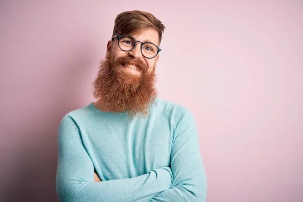 Stilig Irländsk Rödhårig Man Med Skägg Bär Glasögon Över Rosa — Stockfoto