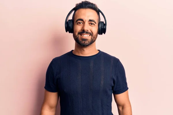 Genç Spanyol Adam Müzik Dinliyor Kulaklık Takıyor Olumlu Mutlu Görünüyor — Stok fotoğraf