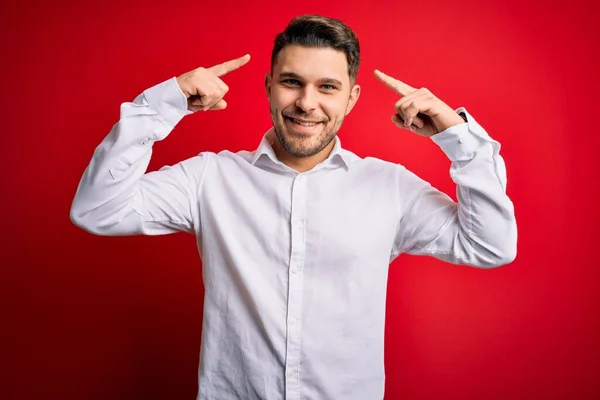 Joven Hombre Negocios Con Ojos Azules Usando Camisa Elegante Pie — Foto de Stock