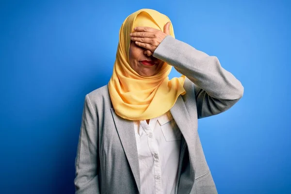 Medelålders Brunett Affärskvinna Bär Muslim Traditionell Hijab Över Blå Bakgrund — Stockfoto