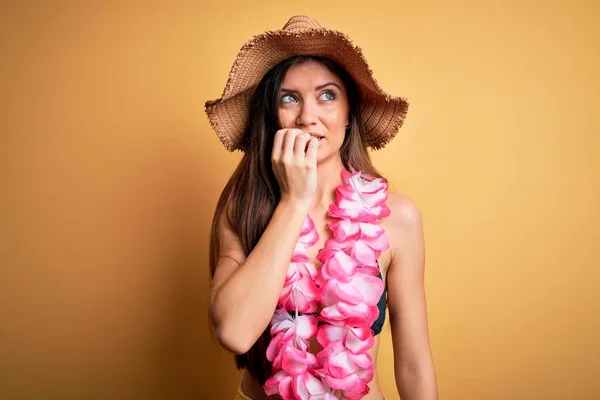 Young Beautiful Woman Blue Eyes Vacation Wearing Bikini Hawaiian Lei — Stock Photo, Image