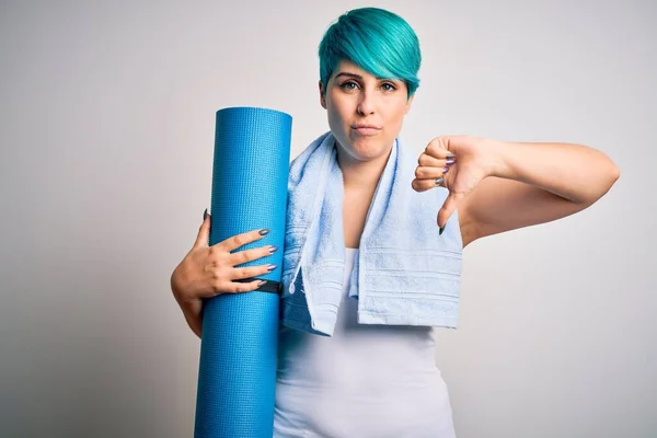 Jonge Sportieve Vrouw Met Blauwe Mode Haar Holding Mat Yoga — Stockfoto