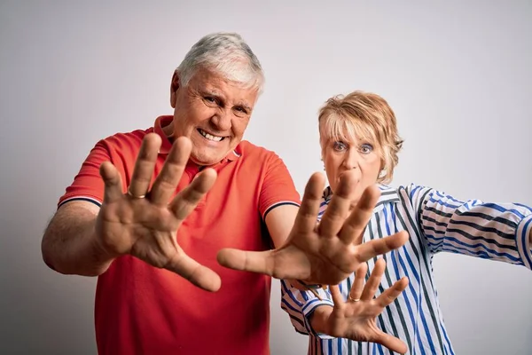 Senior Vackra Par Står Tillsammans Över Isolerade Vit Bakgrund Rädd — Stockfoto