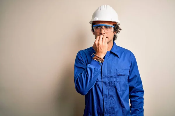 Hombre Constructor Joven Con Uniforme Casco Seguridad Sobre Fondo Blanco —  Fotos de Stock