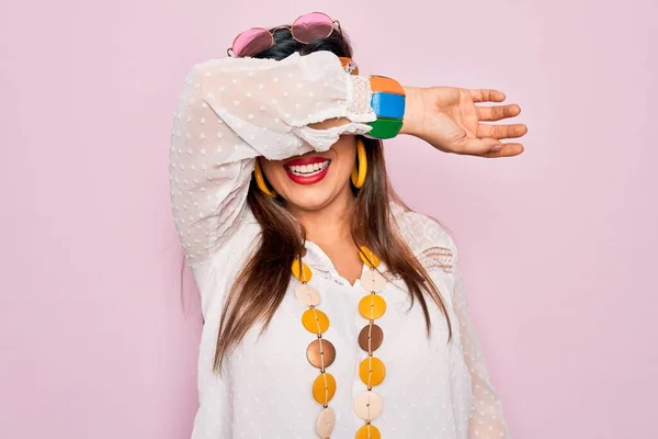 Mujer Hippie Hispana Joven Con Estilo Boho Moda Gafas Sol — Foto de Stock