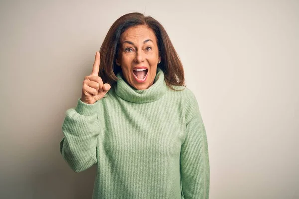 Schöne Frau Mittleren Alters Lässigem Rollkragenpullover Über Isoliertem Weißem Hintergrund — Stockfoto