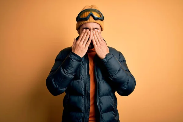 Jonge Knappe Skiër Met Baard Sneeuwsportkleding Skibril Wrijvende Ogen Voor — Stockfoto