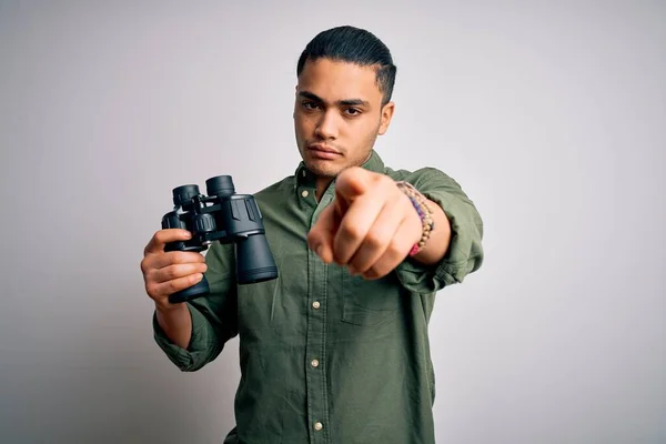 Jovem Brasileiro Olhando Através Binóculos Sobre Fundo Branco Isolado Apontando — Fotografia de Stock