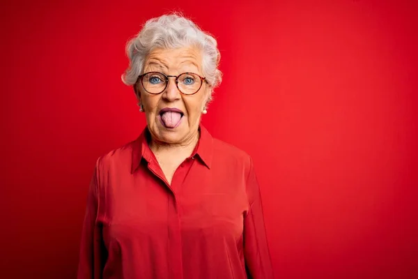 Ältere Schöne Grauhaarige Frau Mit Lässigem Hemd Und Brille Über — Stockfoto