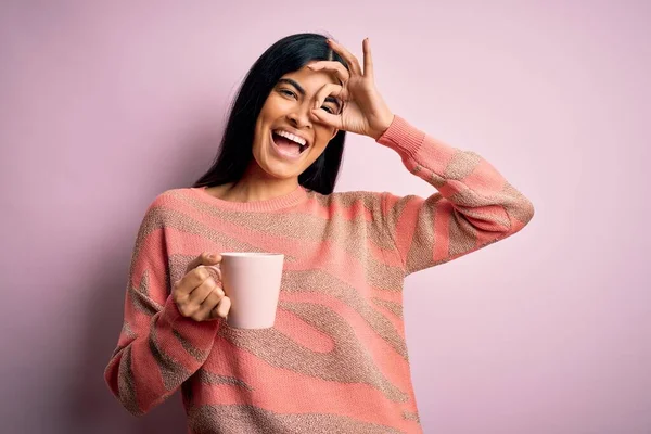 Junge Schöne Hispanische Frau Trinkt Eine Tasse Heißen Kaffee Über — Stockfoto
