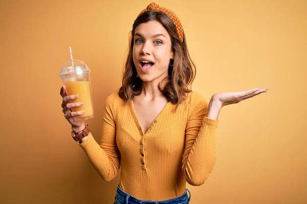 Jong Blond Meisje Drinken Van Een Glas Vers Gezond Sinaasappelsap — Stockfoto
