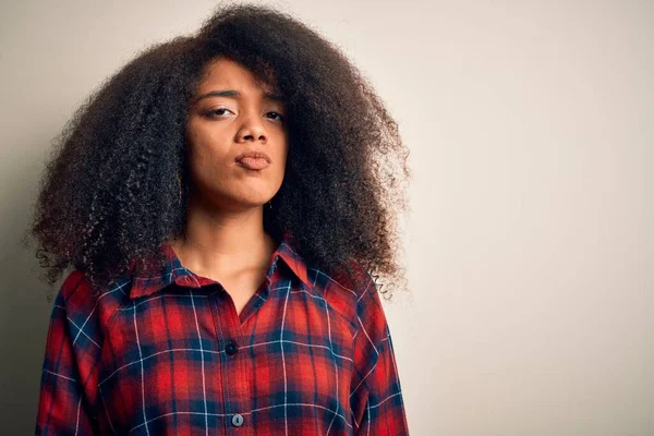 Jovem Mulher Afro Americana Bonita Vestindo Camisa Casual Sobre Fundo — Fotografia de Stock