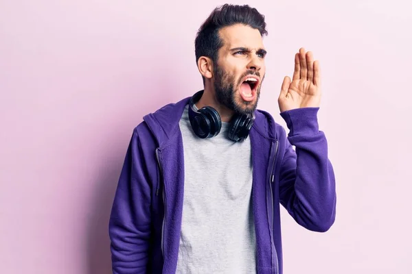 Homem Bonito Novo Com Barba Ouvindo Música Usando Fones Ouvido — Fotografia de Stock