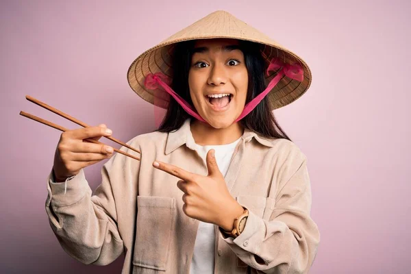 전통적 모자를 젓가락을 사용하여 음식을 타이의 여인은 손가락으로 행복하게 가리키고 — 스톡 사진