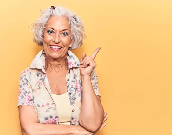 Yaşlı Gri Saçlı Günlük Kıyafetler Giyen Gülümseyen Mutlu Eli Parmağı — Stok fotoğraf