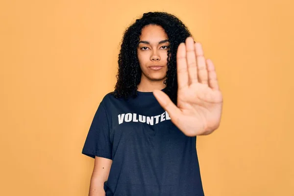 Joven Mujer Rizada Afroamericana Haciendo Voluntariado Usando Camiseta Voluntaria Con —  Fotos de Stock