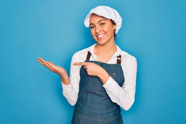 Jovem Bela Mulher Padeiro Loira Com Olhos Azuis Cozinhar Vestindo — Fotografia de Stock