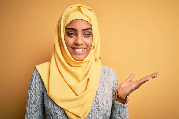 Jovem Bela Menina Afro Americana Vestindo Hijab Muçulmano Sobre Fundo — Fotografia de Stock