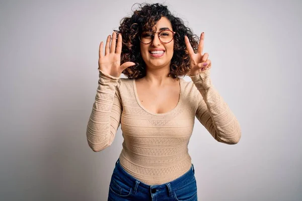 Jeune Belle Femme Arabe Bouclée Portant Shirt Décontracté Des Lunettes — Photo