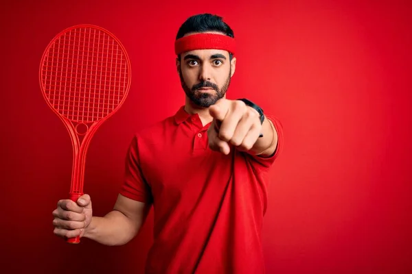 Jovem Desportista Bonito Com Barba Jogando Tênis Usando Raquete Sobre — Fotografia de Stock