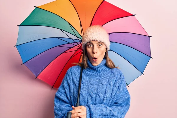 Fiatal Gyönyörű Kezében Színes Esernyő Ijedt Csodálkozott Nyitott Szájjal Meglepetés — Stock Fotó