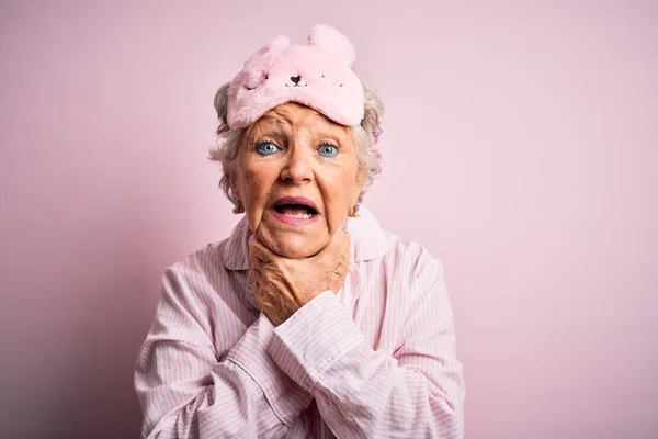 Senior Mooie Vrouw Met Slaapmasker Pyjama Geïsoleerde Roze Achtergrond Schreeuwen — Stockfoto