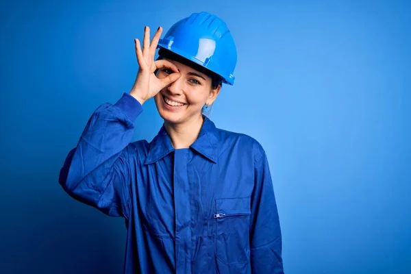 Joven Mujer Trabajadora Hermosa Con Ojos Azules Con Casco Seguridad —  Fotos de Stock