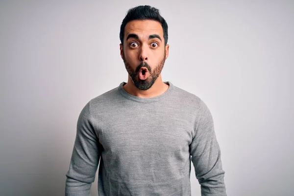 Jovem Homem Bonito Com Barba Vestindo Camisola Casual Sobre Fundo — Fotografia de Stock