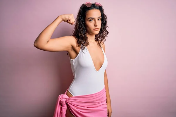 Mulher Bonita Com Cabelo Encaracolado Férias Vestindo Maiô Branco Sobre — Fotografia de Stock