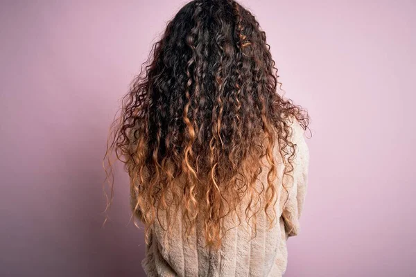 Молодая Красивая Женщина Кудрявыми Волосами Обычном Свитере Стоит Розовом Фоне — стоковое фото