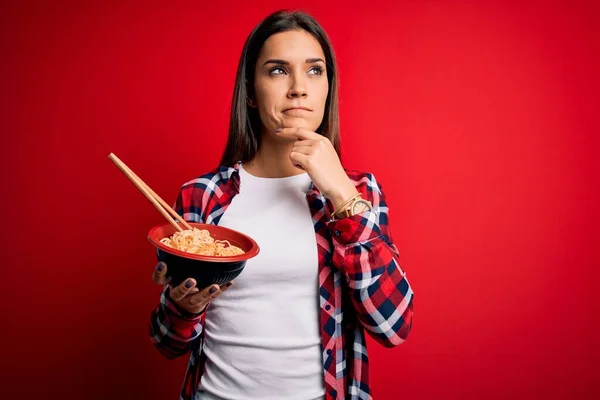 Jovem Bela Mulher Morena Comendo Macarrão Usando Pauzinhos Sobre Fundo — Fotografia de Stock