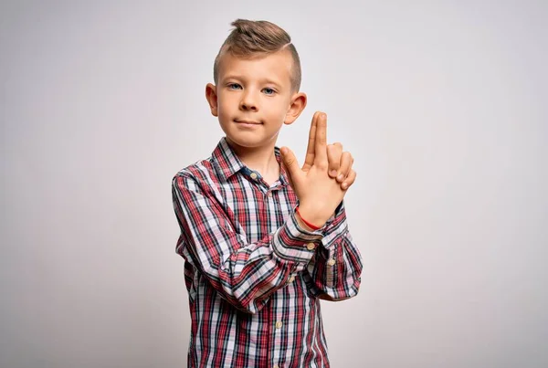 Joven Niño Caucásico Con Ojos Azules Usando Una Camisa Elegante — Foto de Stock